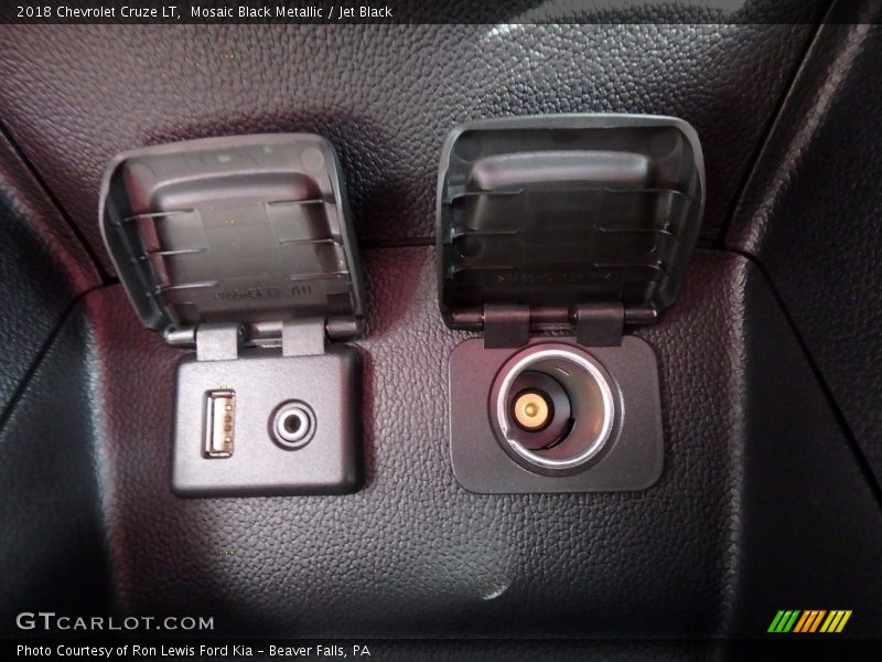 Mosaic Black Metallic / Jet Black 2018 Chevrolet Cruze LT