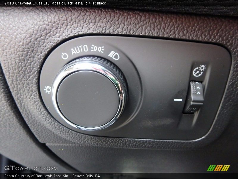 Mosaic Black Metallic / Jet Black 2018 Chevrolet Cruze LT