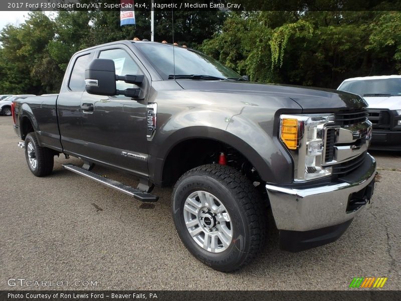 Front 3/4 View of 2017 F350 Super Duty XLT SuperCab 4x4