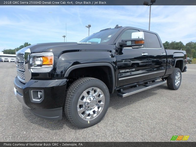 Front 3/4 View of 2018 Sierra 2500HD Denali Crew Cab 4x4