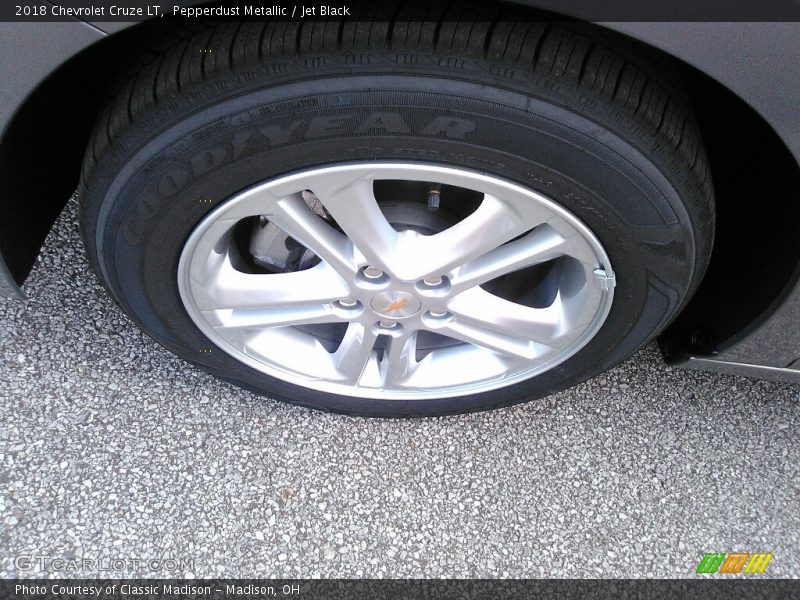 Pepperdust Metallic / Jet Black 2018 Chevrolet Cruze LT