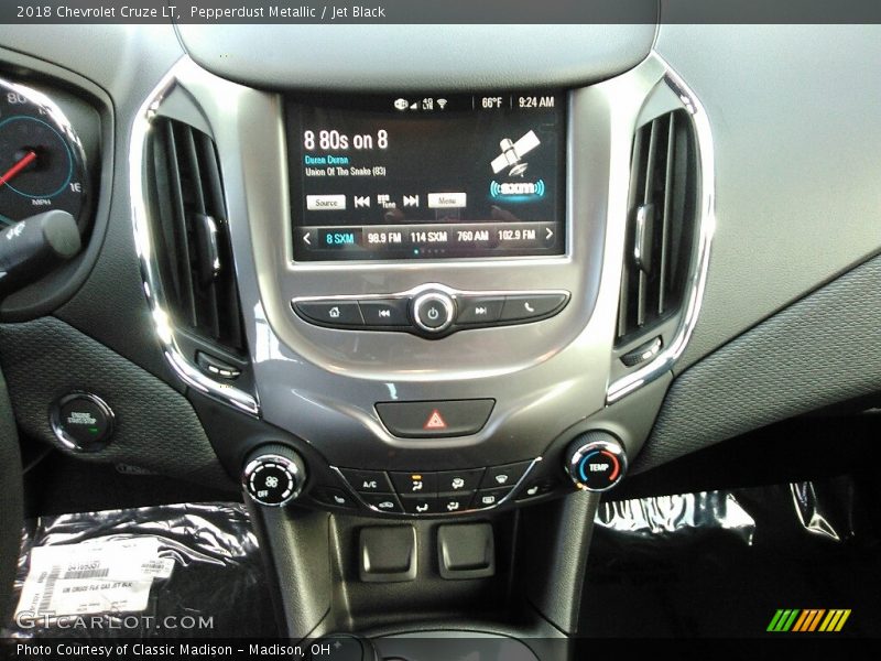 Pepperdust Metallic / Jet Black 2018 Chevrolet Cruze LT