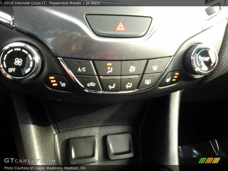 Pepperdust Metallic / Jet Black 2018 Chevrolet Cruze LT