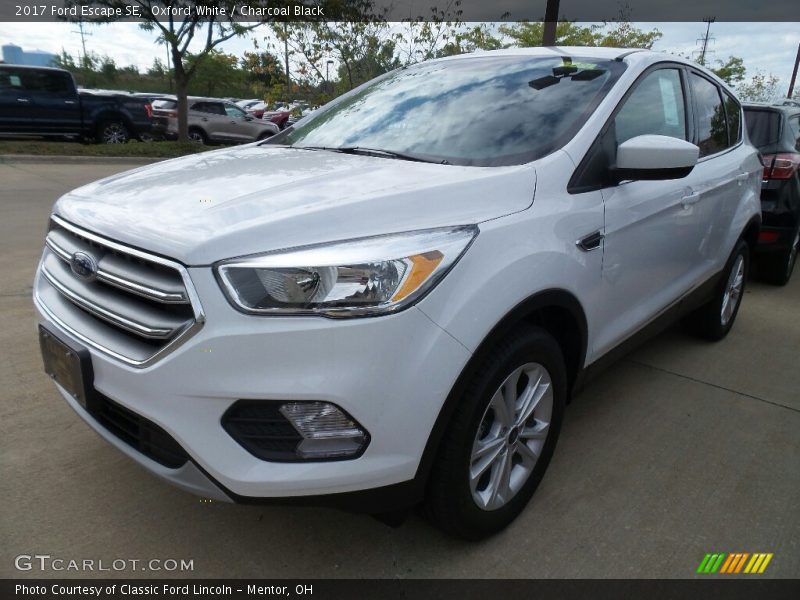 Oxford White / Charcoal Black 2017 Ford Escape SE