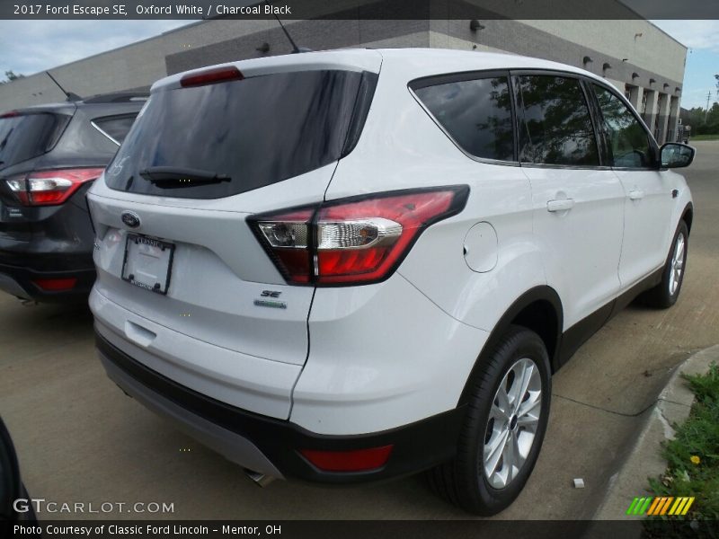 Oxford White / Charcoal Black 2017 Ford Escape SE