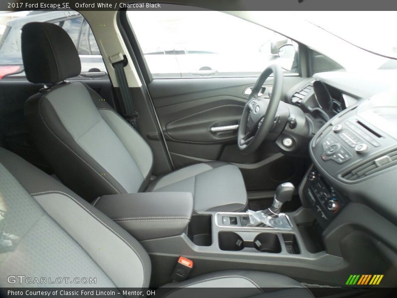 Oxford White / Charcoal Black 2017 Ford Escape SE