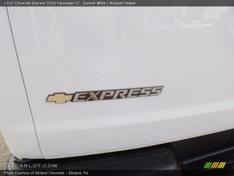 Summit White / Medium Pewter 2017 Chevrolet Express 3500 Passenger LT