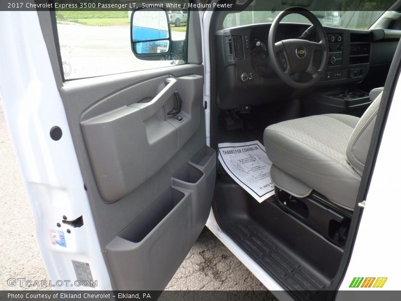 Summit White / Medium Pewter 2017 Chevrolet Express 3500 Passenger LT