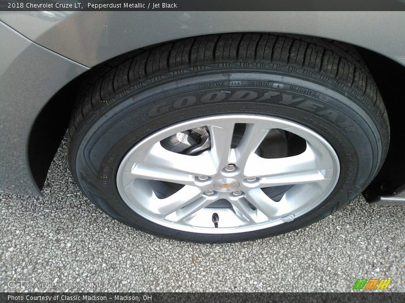 Pepperdust Metallic / Jet Black 2018 Chevrolet Cruze LT