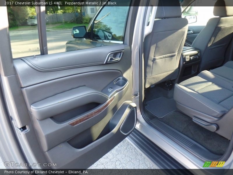 Pepperdust Metallic / Jet Black 2017 Chevrolet Suburban LS 4WD