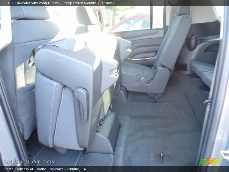Pepperdust Metallic / Jet Black 2017 Chevrolet Suburban LS 4WD