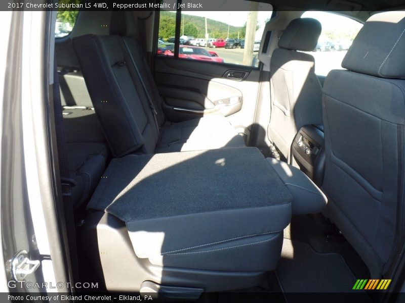 Pepperdust Metallic / Jet Black 2017 Chevrolet Suburban LS 4WD