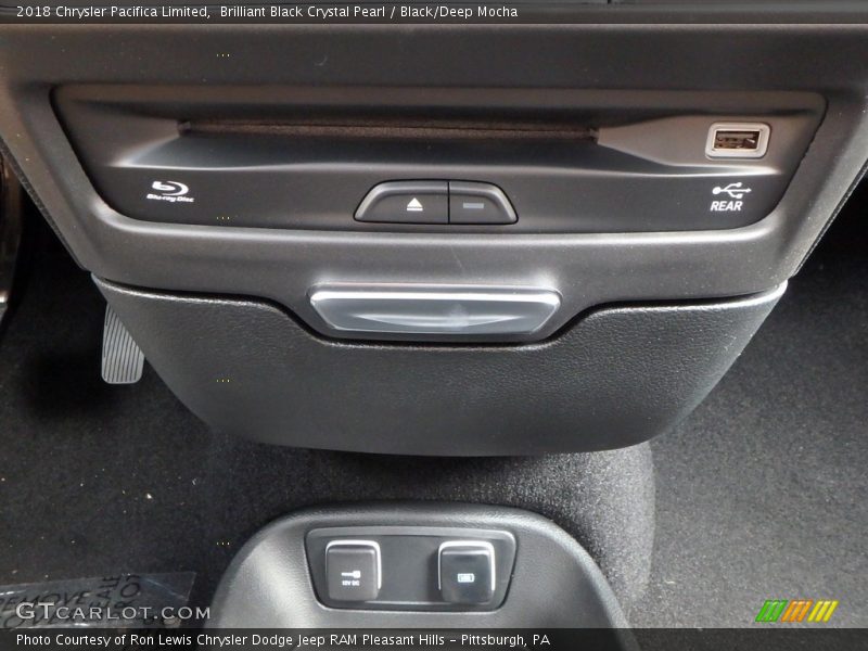 Brilliant Black Crystal Pearl / Black/Deep Mocha 2018 Chrysler Pacifica Limited