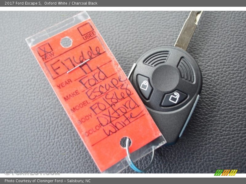 Oxford White / Charcoal Black 2017 Ford Escape S