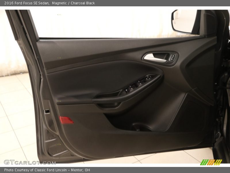 Magnetic / Charcoal Black 2016 Ford Focus SE Sedan