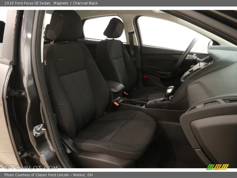 Magnetic / Charcoal Black 2016 Ford Focus SE Sedan