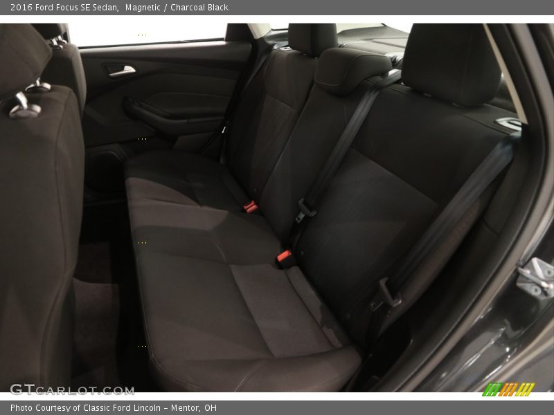 Magnetic / Charcoal Black 2016 Ford Focus SE Sedan