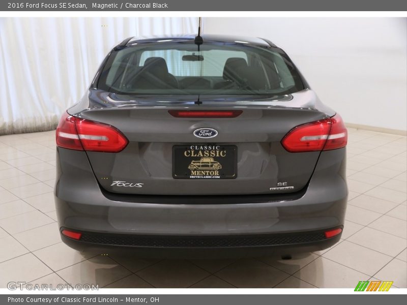 Magnetic / Charcoal Black 2016 Ford Focus SE Sedan