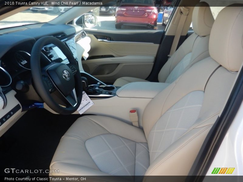 Wind Chill Pearl / Macadamia 2018 Toyota Camry XLE