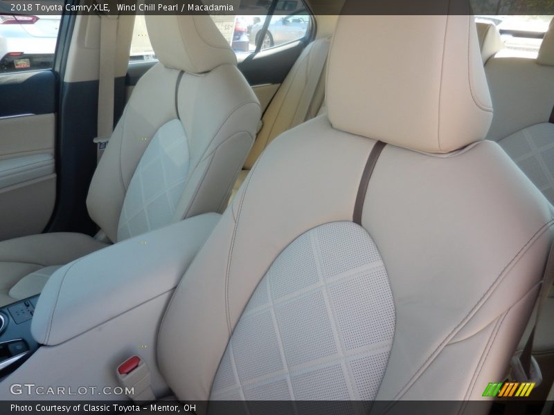 Wind Chill Pearl / Macadamia 2018 Toyota Camry XLE
