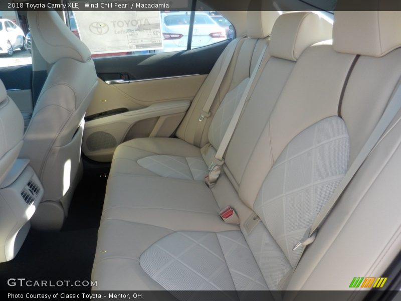 Wind Chill Pearl / Macadamia 2018 Toyota Camry XLE