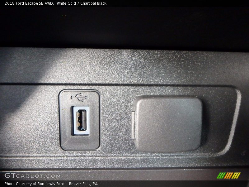 White Gold / Charcoal Black 2018 Ford Escape SE 4WD