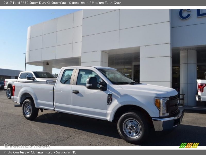 Oxford White / Medium Earth Gray 2017 Ford F250 Super Duty XL SuperCab