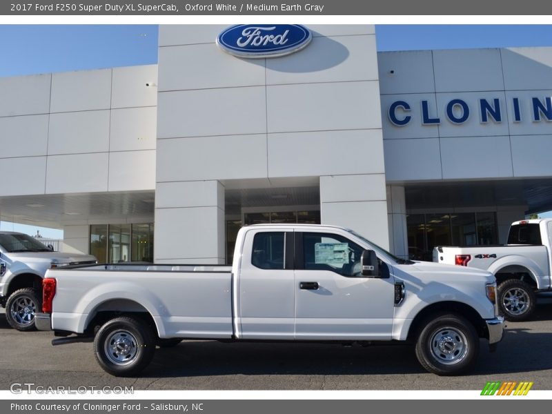 Oxford White / Medium Earth Gray 2017 Ford F250 Super Duty XL SuperCab