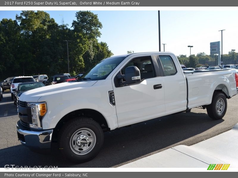 Oxford White / Medium Earth Gray 2017 Ford F250 Super Duty XL SuperCab