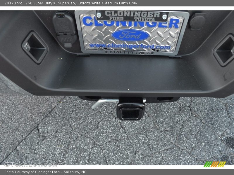 Oxford White / Medium Earth Gray 2017 Ford F250 Super Duty XL SuperCab
