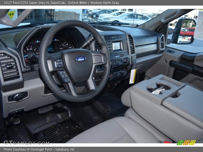 Oxford White / Medium Earth Gray 2017 Ford F250 Super Duty XL SuperCab