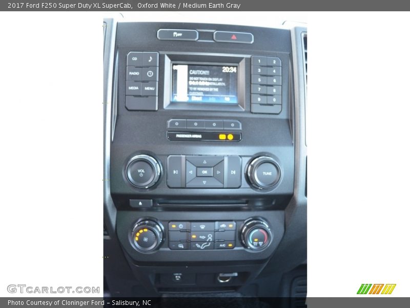 Oxford White / Medium Earth Gray 2017 Ford F250 Super Duty XL SuperCab