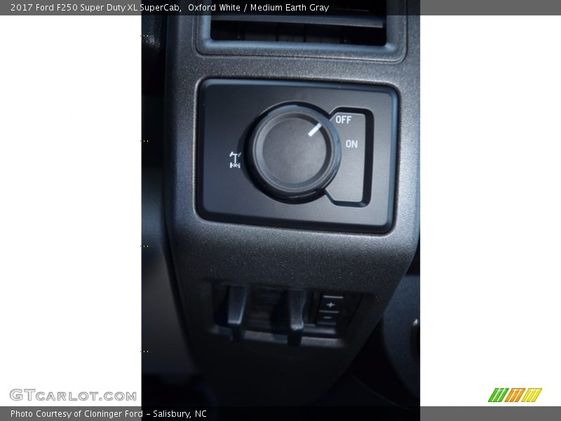 Oxford White / Medium Earth Gray 2017 Ford F250 Super Duty XL SuperCab