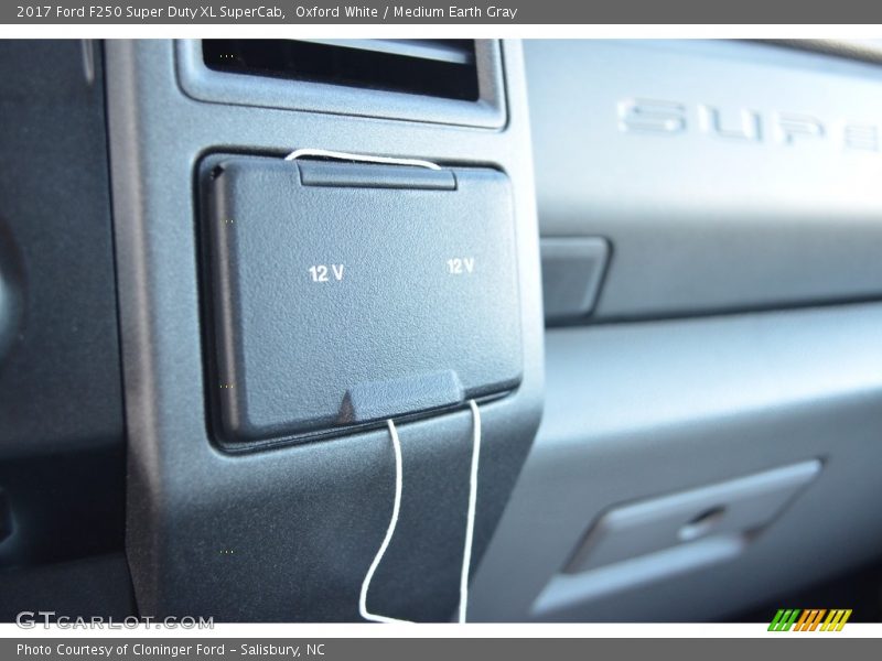 Oxford White / Medium Earth Gray 2017 Ford F250 Super Duty XL SuperCab