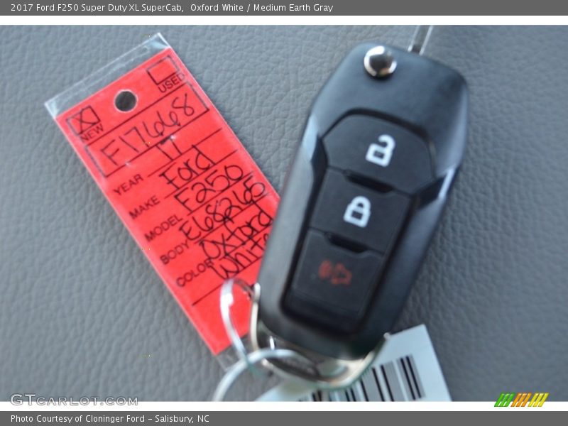 Oxford White / Medium Earth Gray 2017 Ford F250 Super Duty XL SuperCab
