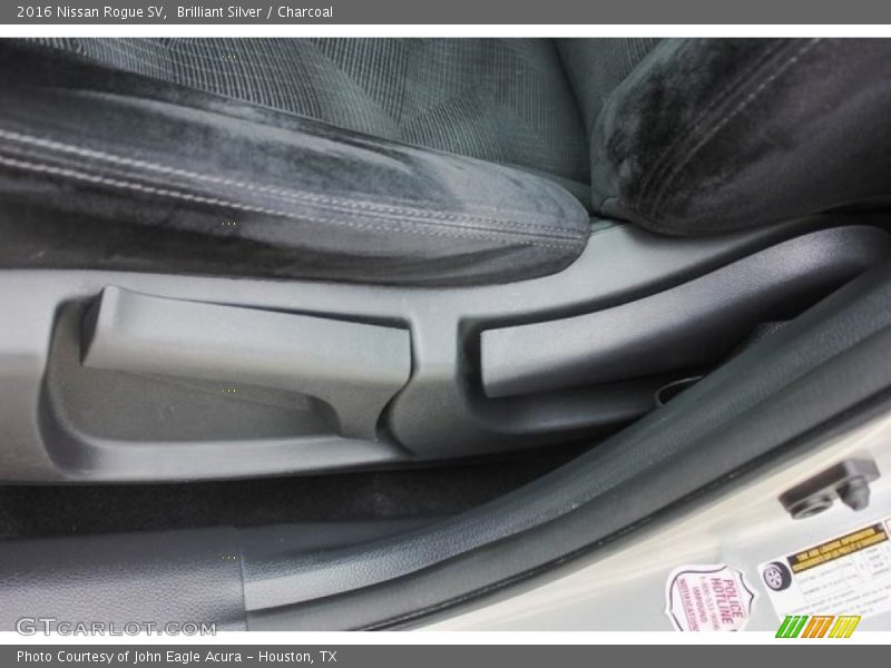 Brilliant Silver / Charcoal 2016 Nissan Rogue SV