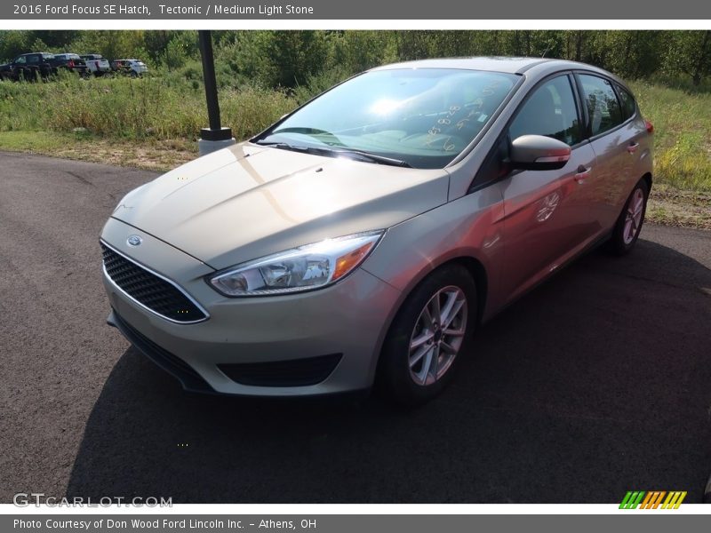 Tectonic / Medium Light Stone 2016 Ford Focus SE Hatch