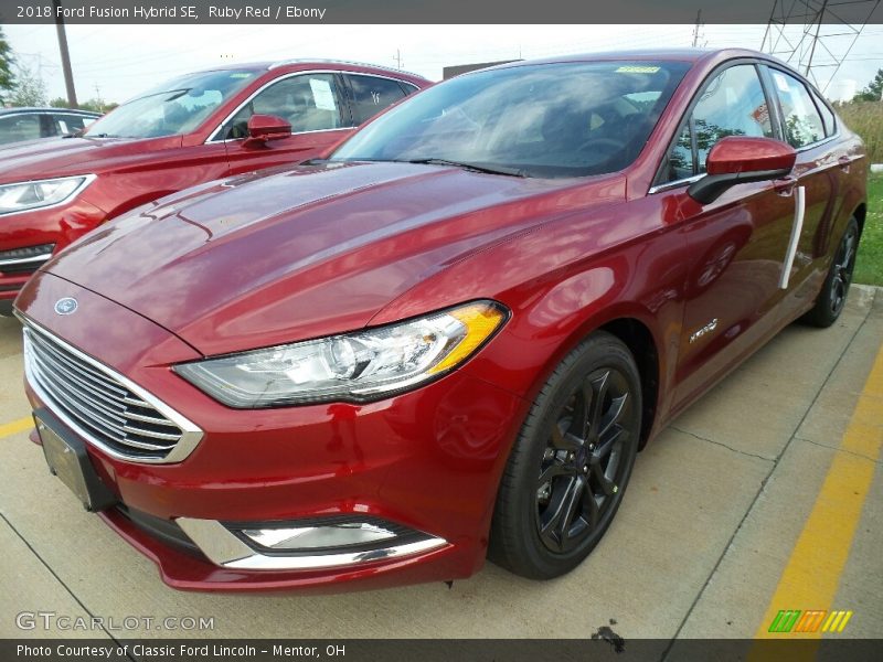 Front 3/4 View of 2018 Fusion Hybrid SE