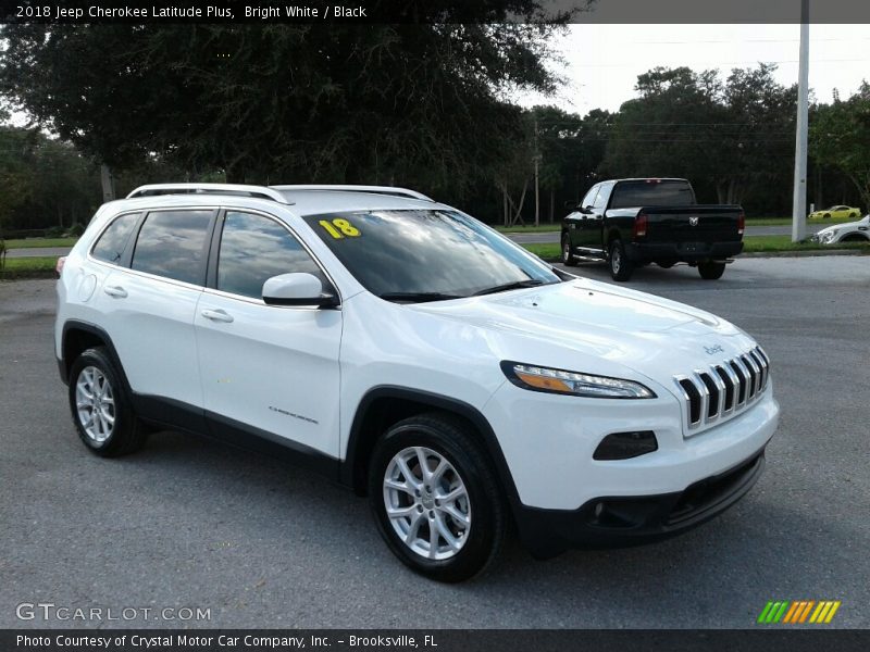 Front 3/4 View of 2018 Cherokee Latitude Plus