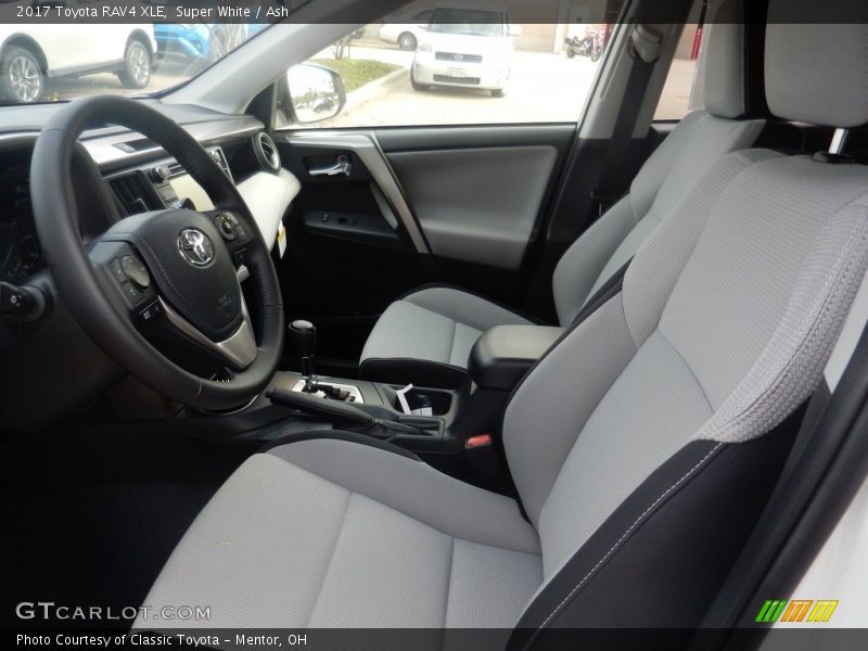 Super White / Ash 2017 Toyota RAV4 XLE