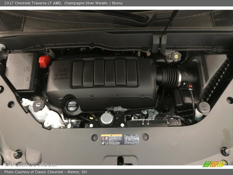 Champagne Silver Metallic / Ebony 2017 Chevrolet Traverse LT AWD