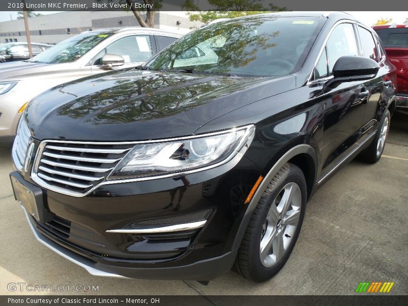 Front 3/4 View of 2018 MKC Premier