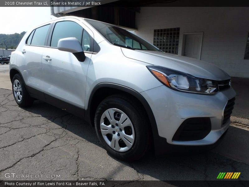 Front 3/4 View of 2018 Trax LS