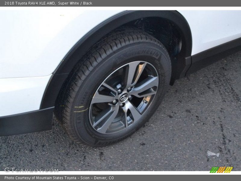 Super White / Black 2018 Toyota RAV4 XLE AWD