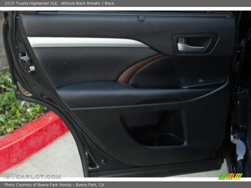 Attitude Black Metallic / Black 2015 Toyota Highlander XLE