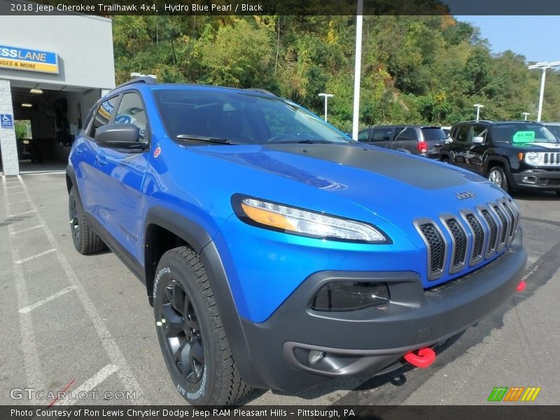Front 3/4 View of 2018 Cherokee Trailhawk 4x4
