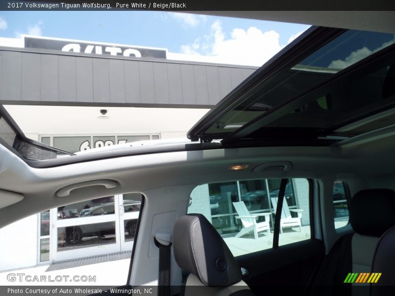 Pure White / Beige/Black 2017 Volkswagen Tiguan Wolfsburg