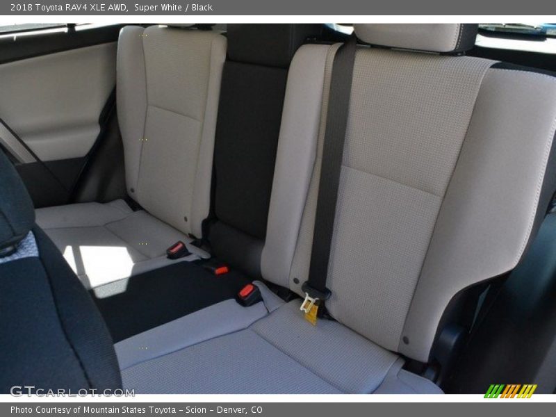 Super White / Black 2018 Toyota RAV4 XLE AWD