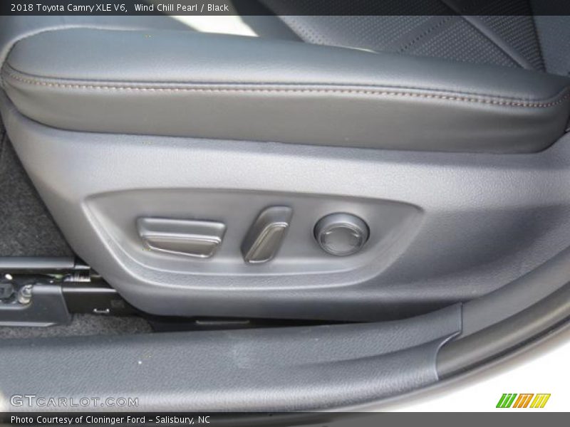 Wind Chill Pearl / Black 2018 Toyota Camry XLE V6