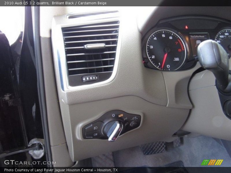 Brilliant Black / Cardamom Beige 2010 Audi Q5 3.2 quattro
